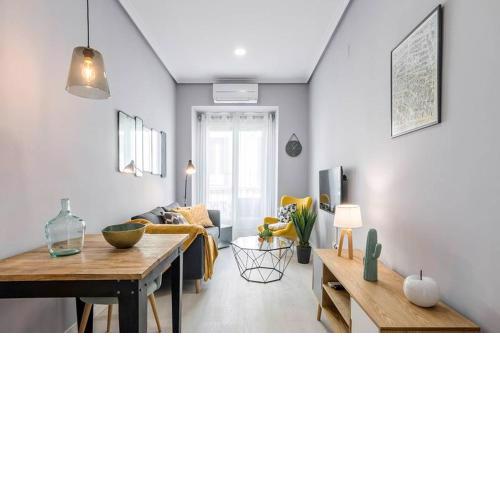 Flaring New Apartment next to Gran Via by Batuecas