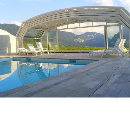 Flat in villa with swimming pool with sunroof