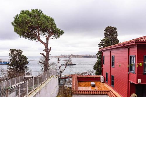 Flat near Bosphorus Coast with View in Uskudar