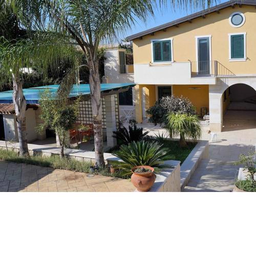 Flat near the sea with air conditioning and patio