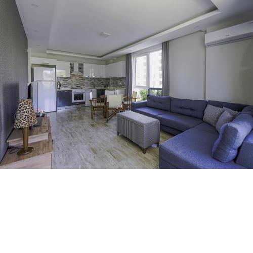 Flat w Balcony and Shared Pool 6 min to Beach