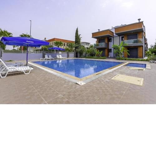 Flat w Shared Pool and Balcony 8 min to Beach