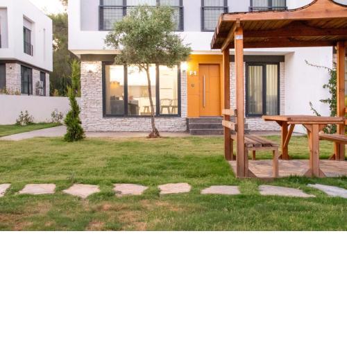 Flat w Spacious Garden 5 min to Beach in Milas