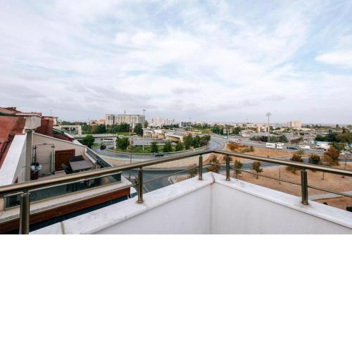 Flat w Terrace 4 min to Pelican Mall