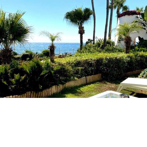 Flat with garden on the first line of the sea in Puerto Banus