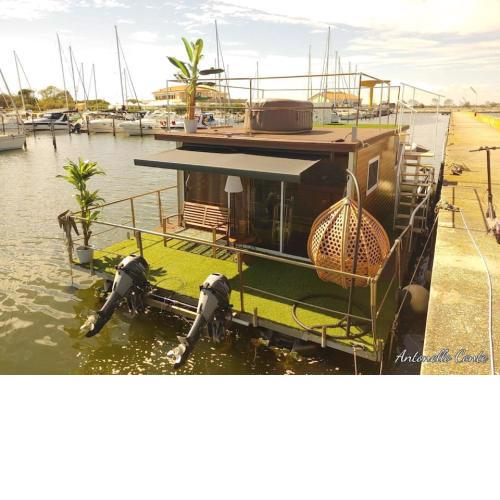 Floating home delta del po