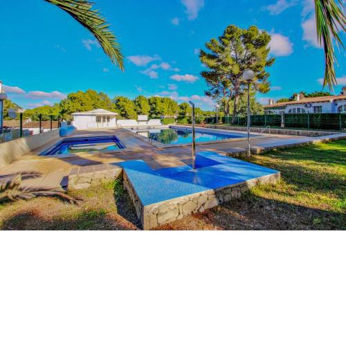 Flor - cozy bungalow with large comm. pool in Moraira