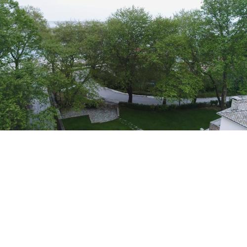 Flori's Apartment with big yard and seaview