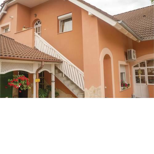 Four-Bedroom Apartment in Koroshegy