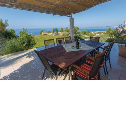 Four-Bedroom Apartment in Podstrana