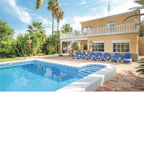 Four-Bedroom Holiday home Coin with a Fireplace 07