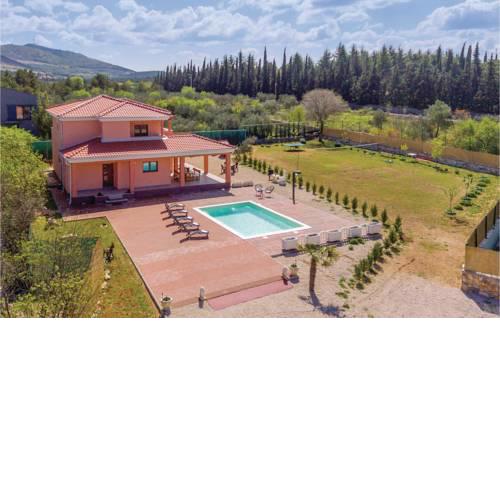 Four-Bedroom Holiday Home in Bilice