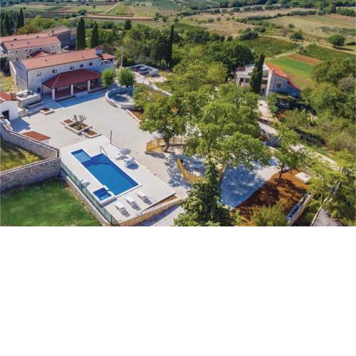 Four-Bedroom Holiday Home in Kanfanar