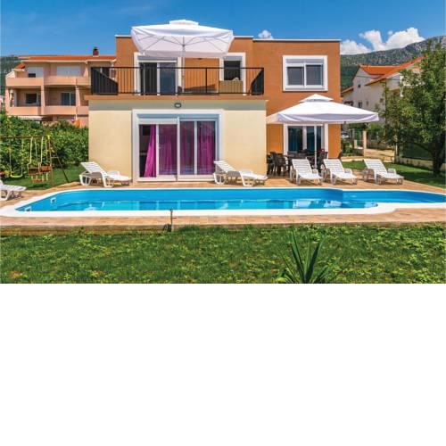 Four-Bedroom Holiday Home in Kastel Kambelovac