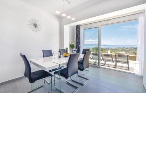 Four-Bedroom Holiday Home in Mravince