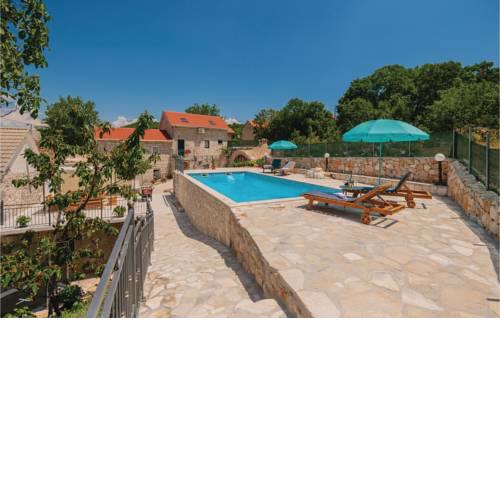 Four-Bedroom Holiday Home in Runovic