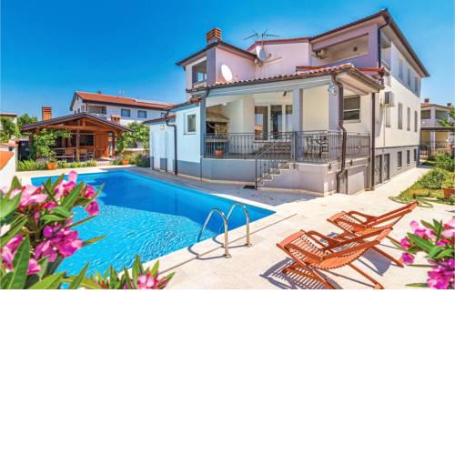 Four-Bedroom Holiday Home in Valbandon