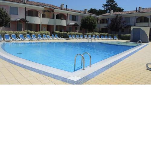 Four-room flat with swimming pool and air conditioning