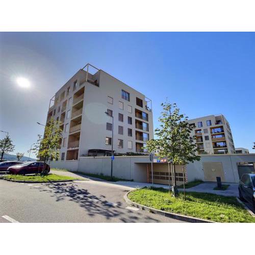 FREE 2X parking NEW Suncatcher apartment