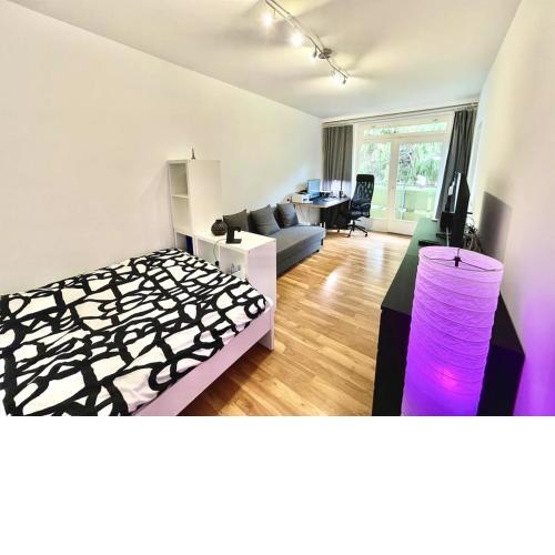 FREE PARKING - Quiet apartment with Wi-Fi and Kitchen