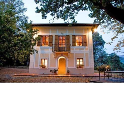 Freistehendes Ferienhaus inmitten eines großen Parks mit Linden und Eichen