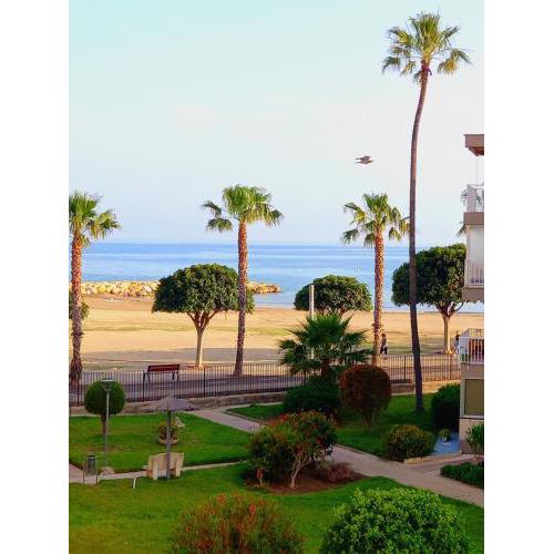 Frente al mar y playa y a 10' a pie del Puerto.