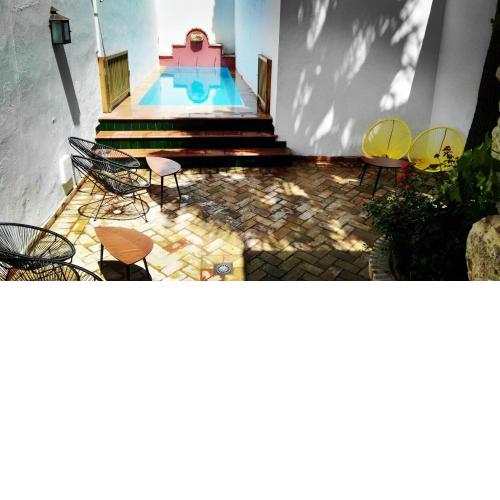 FRENTEABASTOS Suites Cafe Hostal & Apartments