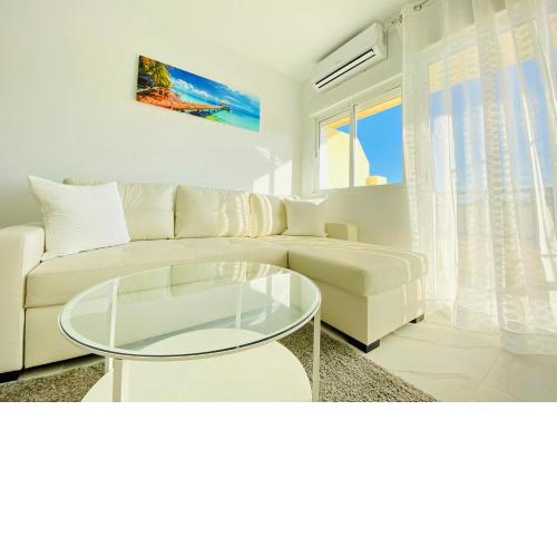 Fresh and Modern Delux Apartment in 1 min from the beach!