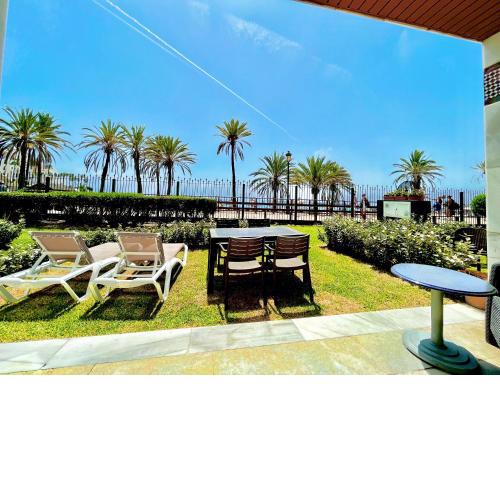 Frontline sea in the center of Puerto Banus.2bedrooms -Garden