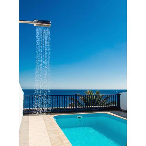 FRONTLINE VILLA 26, Modern Coastal Design with Amazing Views