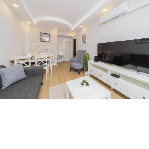 Fully Furnished Spacious Flat in Muratpasa