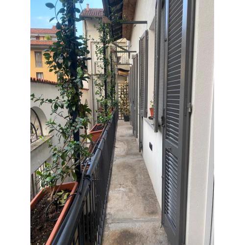 Fully refurbished bedroom with private bathroom and balcony 100m from Sant'Ambrogio