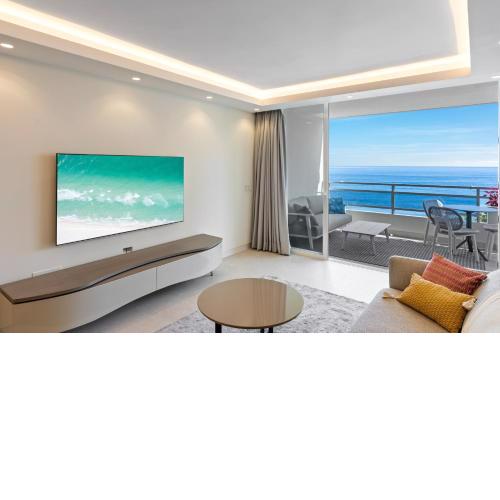 Fully renovated frontline flat
