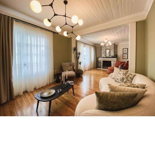 Fully Renovated & Historic 2BR Gem in Downtown