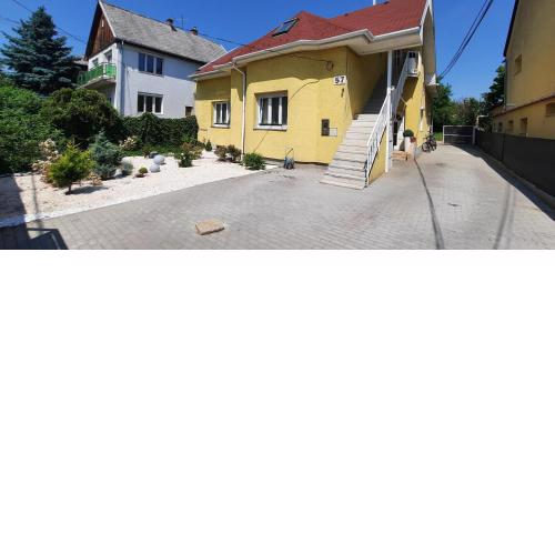 Garden city Batsanyi Apartman 3 Rooms upstairs close the city train