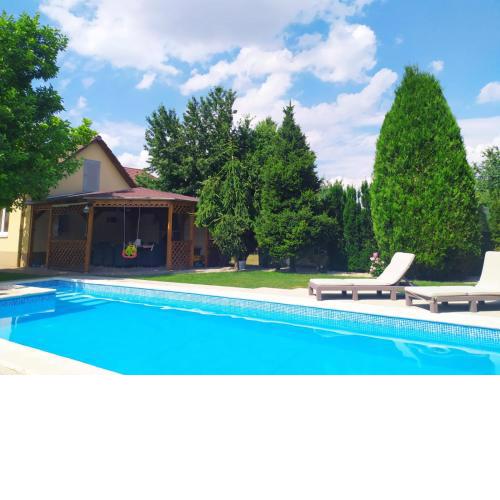 Garden & Pool apartment