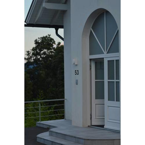 Gartenvilla mit Seeblick