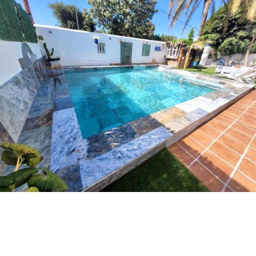 GATU PREMIUM Villa Lurberri piscina privada, 4 dormitorios, 2 baños, parking , jardín y barbacoa