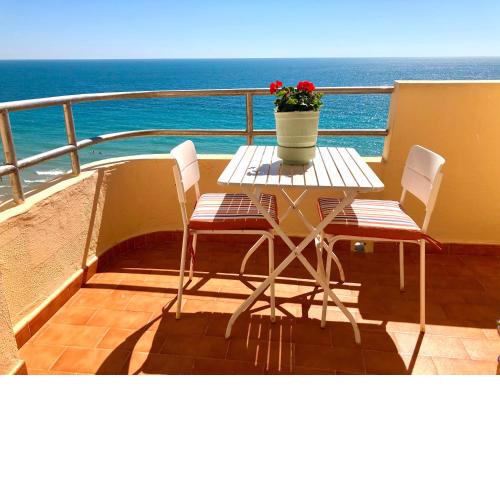 GATU Villa Bani con terraza y vista frontal al mar