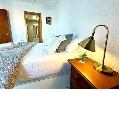 GATU Villa Sol, junto a la playa , piscina, 2 baños, aire cc, terraza
