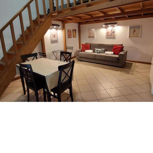 GEMELLI HOLIDAYS 2 WITH PRIVATE COURTYARD - loft on groundfloor with mezzanine bedroom, a walk from Monte Mario Station connecting to historic center in 20 minutes, direct train from Civitavecchia Port, markets, restaurants, park, cycle path