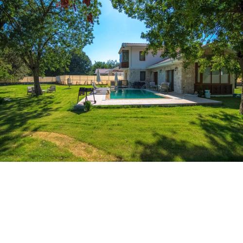 Geniş Bahçeli 4+1 Tatil Villası