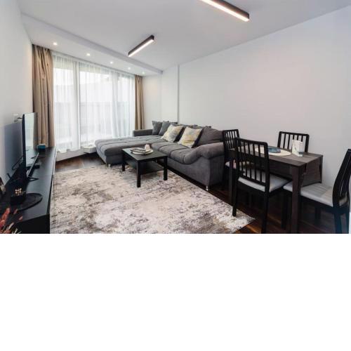 Georgi's 1 Bedroom Quiet Apartment with Garage