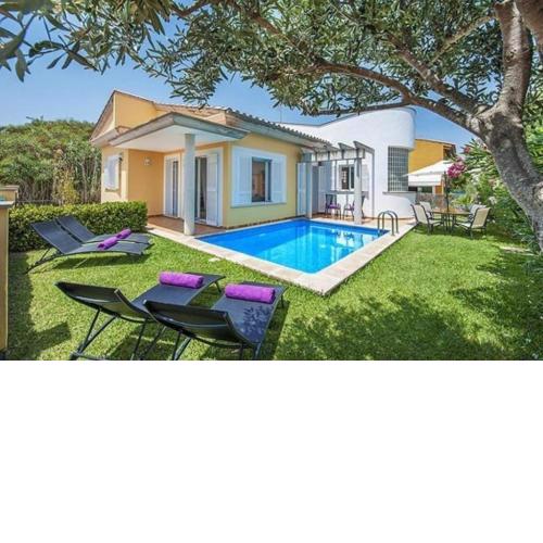 Geräumiges und helles Ferienhaus mit Pool im Garten
