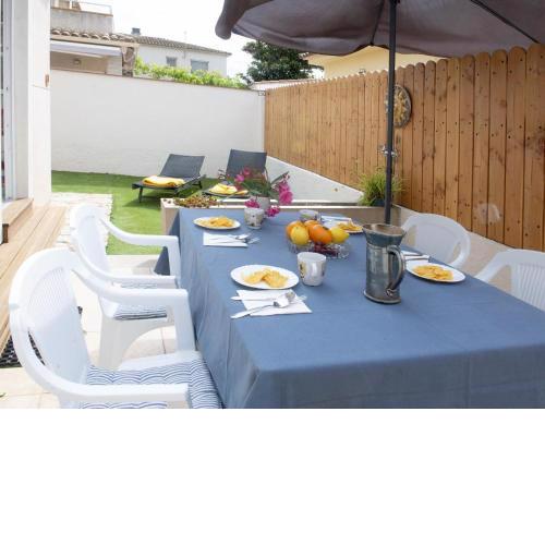 Gerkens, bonita casa de tres dormitorios con piscina comunitaria en Escala
