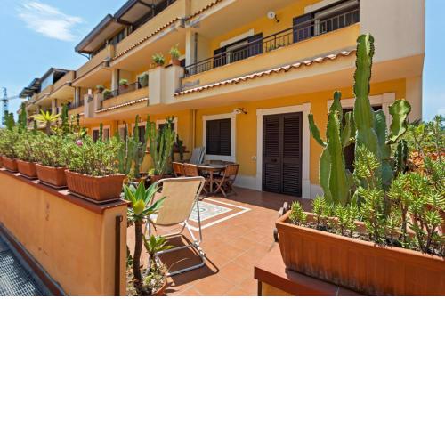 Giardini Naxos Bright Apartments with Balcony