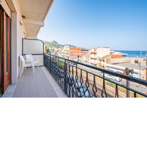 Giardini Naxos Roomy Flat near the Sea