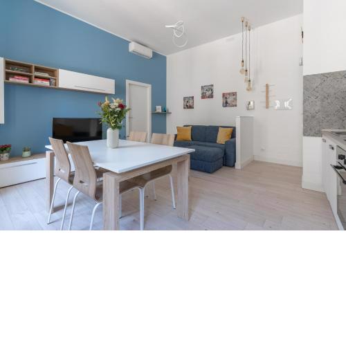 Gioia 47-Stylish flat with AC & M2-M3 in 4', internal parking slot upon request