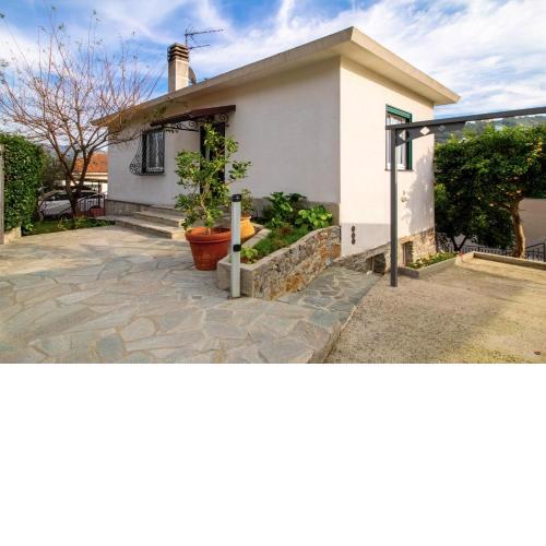 GIORGIO'S FLOWERY HOUSE