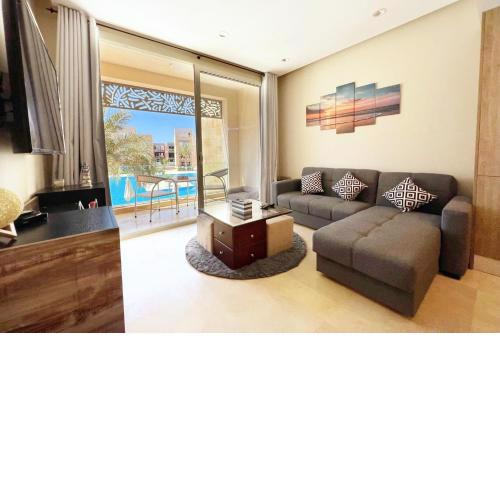 Glamorous 2BDR w Outdoor Pool View Free Beach & Pool Access